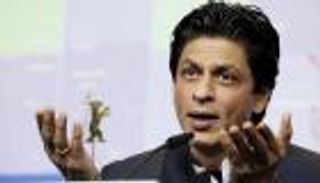 شاروخان يزور الفنان ديليب كومار بعد عودته من المستشفى