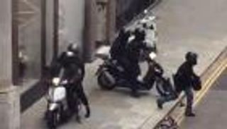 بالفيديو.. عصابة تسرق محل مجوهرات بلندن في وضح النهار