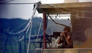 جنديان كوريان جنوبيان على خط المواجهة - رويترز