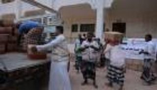 الهلال الأحمر الإماراتي يوزع مساعدات في حضرموت اليمنية