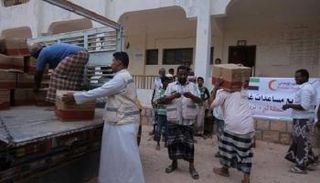 الهلال الأحمر الإماراتي يوزع مساعدات في حضرموت اليمنية
