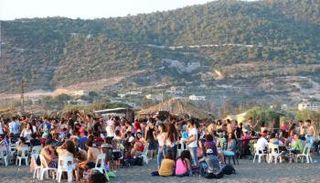 تبدو اللاذقية كأنها في بلد لا يعيش حربا