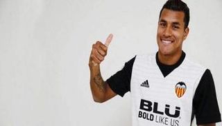 الكولومبي موريو ينتقل رسميا لفالنسيا لموسمين على سبيل الإعارة