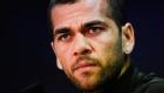 حالة وفاة تهدد مشاركة ألفيس أمام تولوز