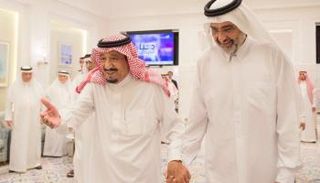 خادم الحرمين الشريفين مع الشيخ عبدالله بن علي آل ثاني