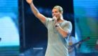 بالفيديو.. عمرو دياب يكشف حقيقة أغنية "برج الحوت" في حفل الساحل