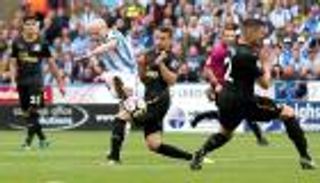 هدرسفيلد الصاعد يطارد صدارة الدوري الإنجليزي