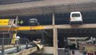 بالصور.. مركبات معلقة بالهواء بسبب انهيار جدار موقف سيارات ببريطانيا