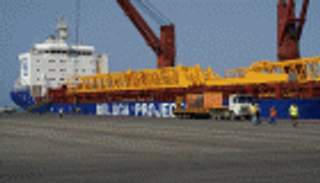 مليشيا الحوثي تحتجز سفينة في ميناء الحديدة