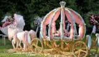 بالصور.. جنازة أسطورية لعائلة ألمانية دهستها شاحنة