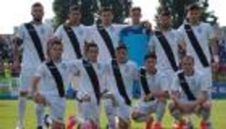 بالفيديو.. لاعب يتعرض للضرب من زملائه بعد إهدار ركلة جزاء