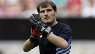 مشاركة خيرية لإيكر كاسياس