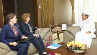 خلال لقاء المنصوري والسفيرة الأمريكية في أبوظبي