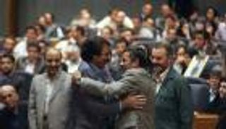 فنان إيراني يحاول الانتحار بسبب صورته مع أحمدي نجاد