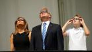 بالصور.. كسوف الشمس يوقف عمل الإدارة الأمريكية