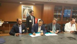 القطامي خلال التوقيع على الاتفاقية