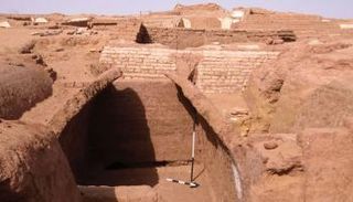 إحدى القطع الأثرية التي عثر عليها داخل المقبرة