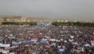 حشود صالح تتفرق بخيبة الأمل وتتساءل: لماذا تراجع أمام الحوثي؟