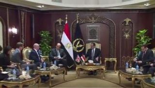 جانب من اللقاء الذي جمع اللواء مجدي عبد الغفار وأليستر بيرت