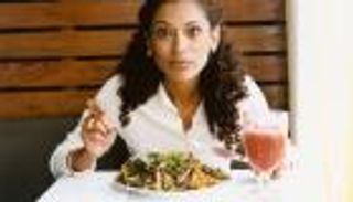 بالصور.. ميرور تنشر أغرب وجبات تناولها صحفيوها في رحلات عملهم