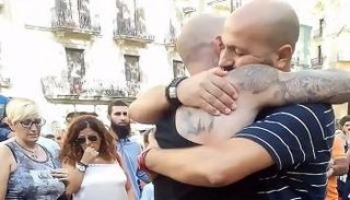 شاب مسلم يرفض الإرهاب في برشلونة على طريقته الخاصة