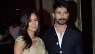 بالصور.. أول سيلفي لشاهد كابور مع ابنته وزوجته 