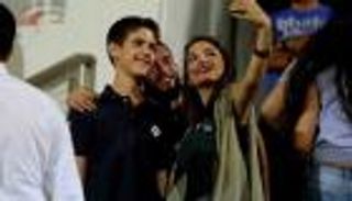 "سيلفي مع نجل الأسد" يثير غضب معارضي والده