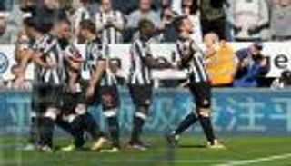 نيوكاسل يزيد أوجاع وست هام بثلاثية