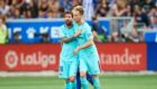 ميسي يدخل تاريخ الدوريات الكبرى بثنائية ألافيس