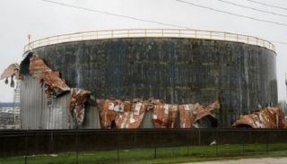 خزان نفطي تضرر من إعصار هارفي 