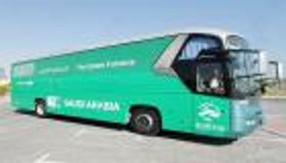 حادث بسيط يعترض حافلة السعودية قبل مواجهة الأبيض