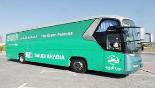 حادث بسيط يعترض حافلة السعودية قبل مواجهة الأبيض