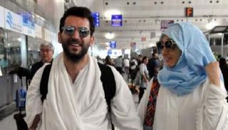 النجم التركي مراد يلدريم وزوجته إيمان الباني بملابس الإحرام