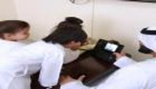 أبوظبي تطلق "الرؤية الإلكترونية" لجمع شمل السجناء بأطفالهم