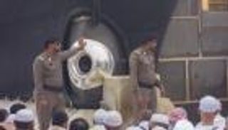 "بوابة العين" تسأل والأزهر يجيب.. حكم تقبيل الحجر الأسود في المزاحمة