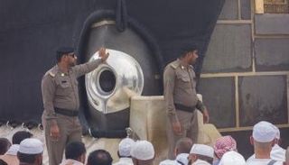 الحجر الأسود بداية الطواف بالبيت العتيق