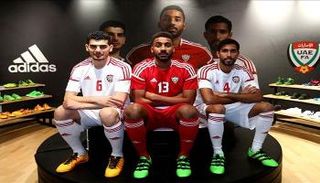 خميس إسماعيل يتوسط لاعبي الأبيض الإماراتي