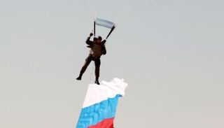 أحد أفراد المظليين الروس- سبوتنك