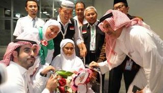 وصول أكبر معمرة إندونيسية لأداء الحج