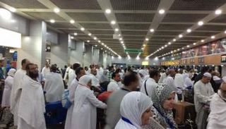 418 حاجا فلسطينيا يغادرون القاهرة للأراضي المقدسة