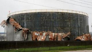 خزان نفطي تضرر من إعصار هارفي