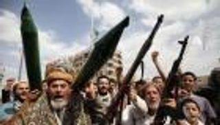 الحوثيون يقتحمون معسكرا مواليا للمخلوع ويطردون جنوده