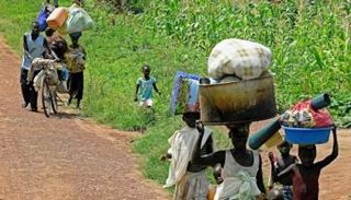 مهاجرون من جنوب السودان يتجهون إلى الحدود السودانية خوفا من النزاعات 