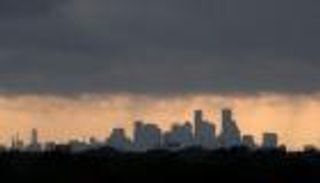 هارفي.. إجلاء سكان وسط مخاوف من انفجار مصنع كيماوي