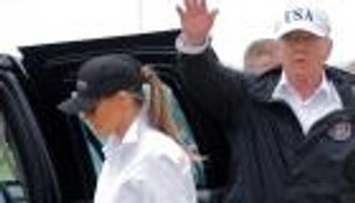 بالصور.. ترامب يتفقد آثار دمار "هارفي" في تكساس