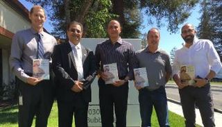 القطامي يسلم مسؤولي أبل كتاب 