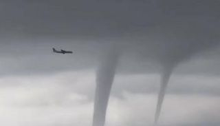 طائرة تحلق بين سلسلة أعاصير