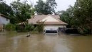 هارفي.. مساجد هيوستن تفتح أبوابها لإيواء المشردين