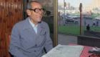 في ذكرى وفاته.. 14 جملة لنجيب محفوظ عن السعادة والجمال