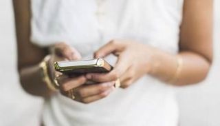  إدانة الأزواج والزوجات في حال تفتيش الهاتف